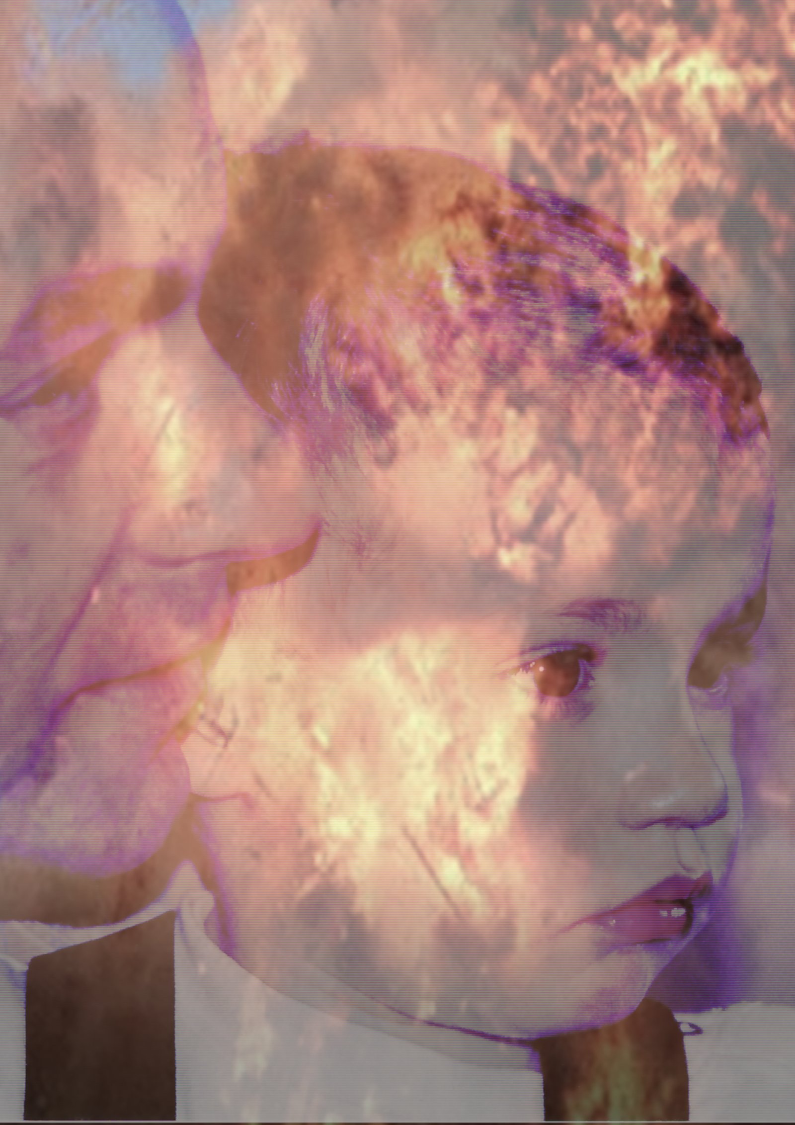 Portrait d'un père et son bébé de profil avec un explosion en arrière plan